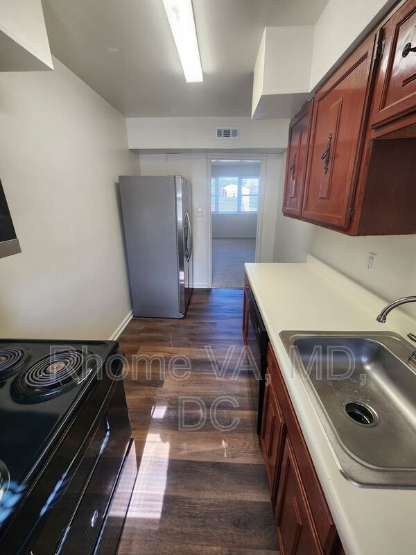 Building Photo - 6192 Greenwood Dr