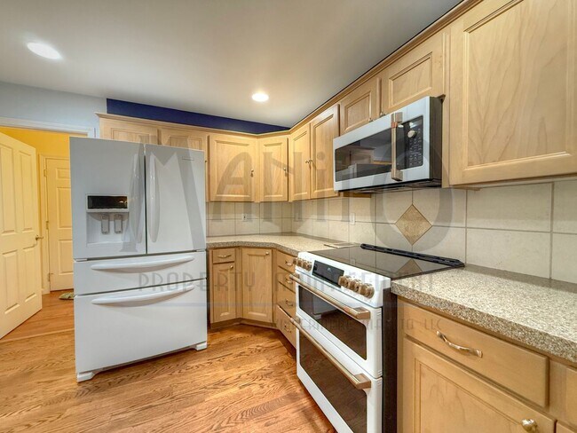 Building Photo - **MOVE IN SPECIAL** Spacious Eagle Ridge Home