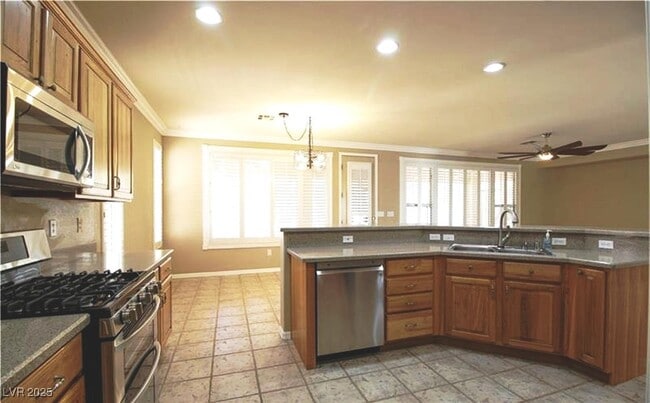 Building Photo - 10488 Riva De Fiore Ave