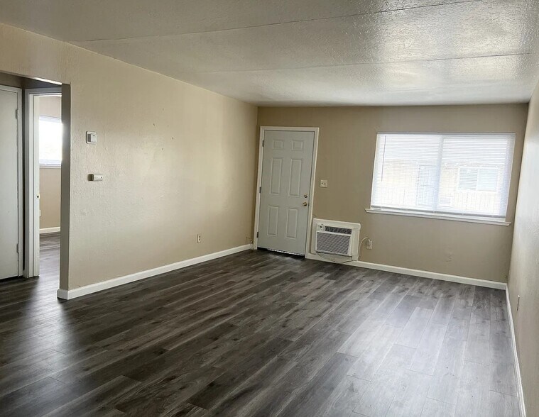 Primary Photo - 516 W Tregallas Rd