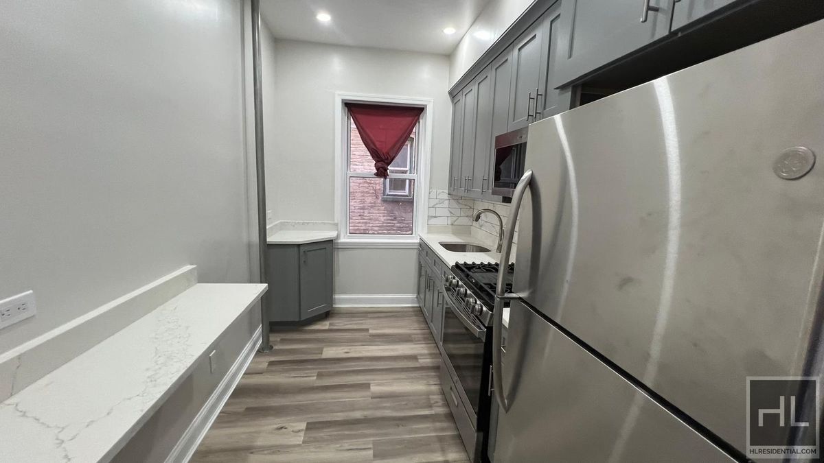 Building Photo - FRESHLY GUT RENOVATED LARGE 4 BEDROOMS /2 ...