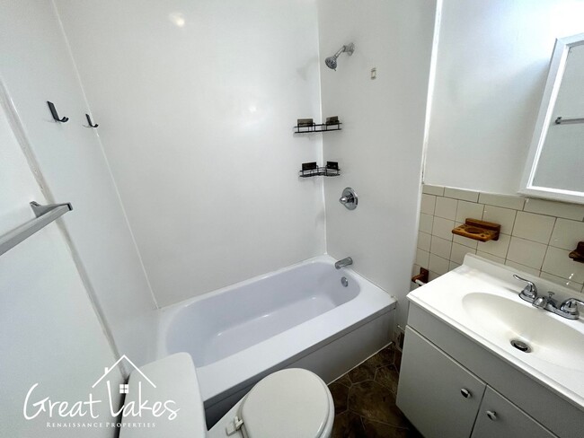 Building Photo - $200 OFF FIRST MONTH'S RENT - Beautiful 3 ...