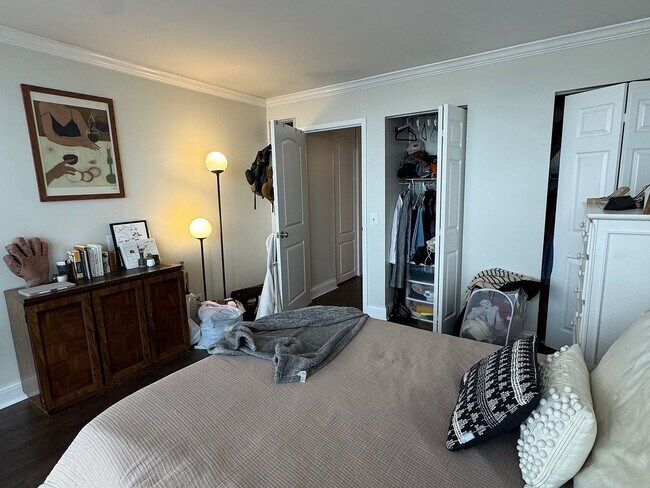 Building Photo - 1540 N La Salle Dr