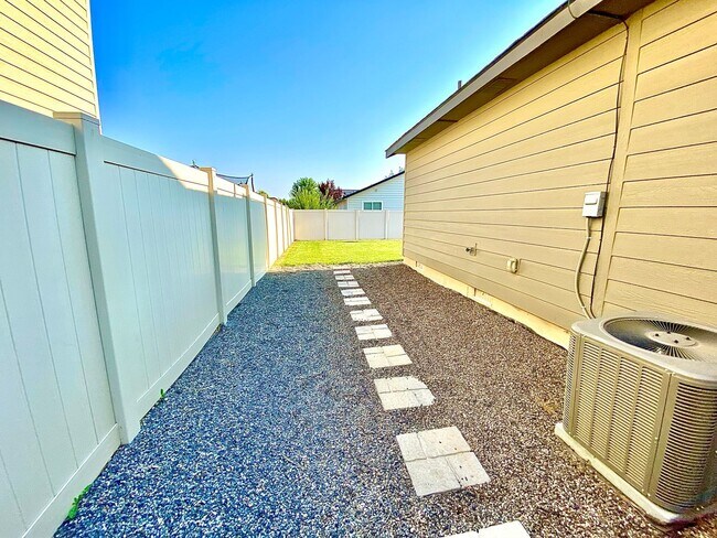 Building Photo - 4 Bedroom + Bonus with 2 baths available 8/22