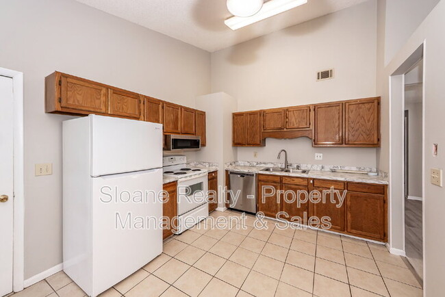 Building Photo - 1022 Oakcrest Dr