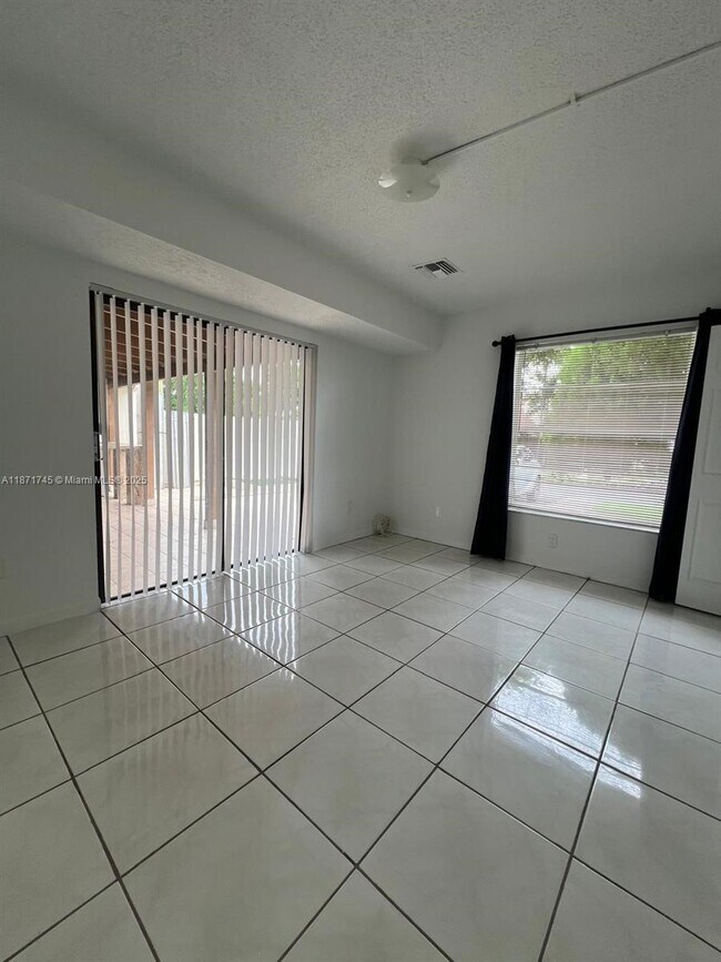 Building Photo - 526 NW 99th Ct