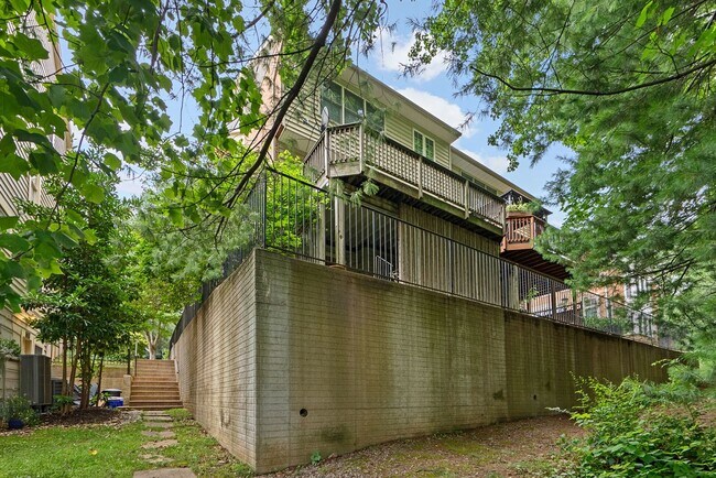 Building Photo - 3 Bed 3.5 Bath - Rockville Townhome - 2 Ca...