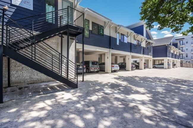 Building Photo - 607 W St Johns Ave