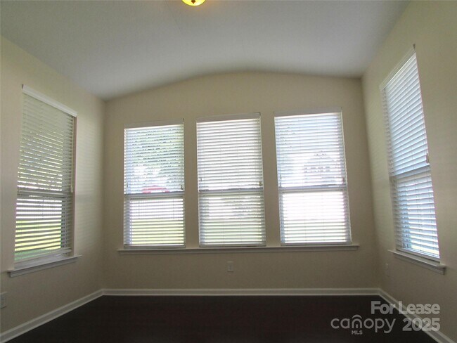 Building Photo - 180 Silverspring Pl