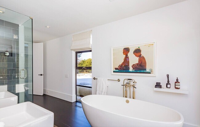 Building Photo - 811 Halsey Ln