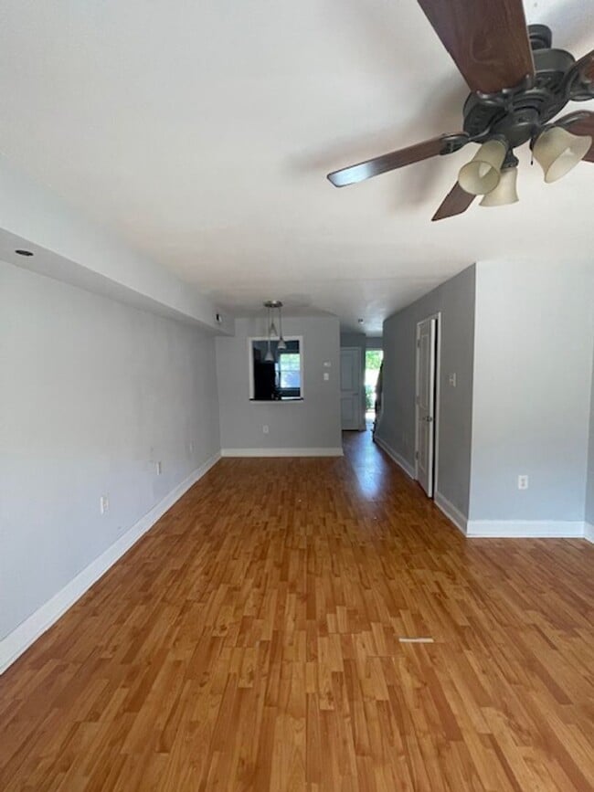 Building Photo - Must see this adorable 2 bedroom 1.5 bath ...