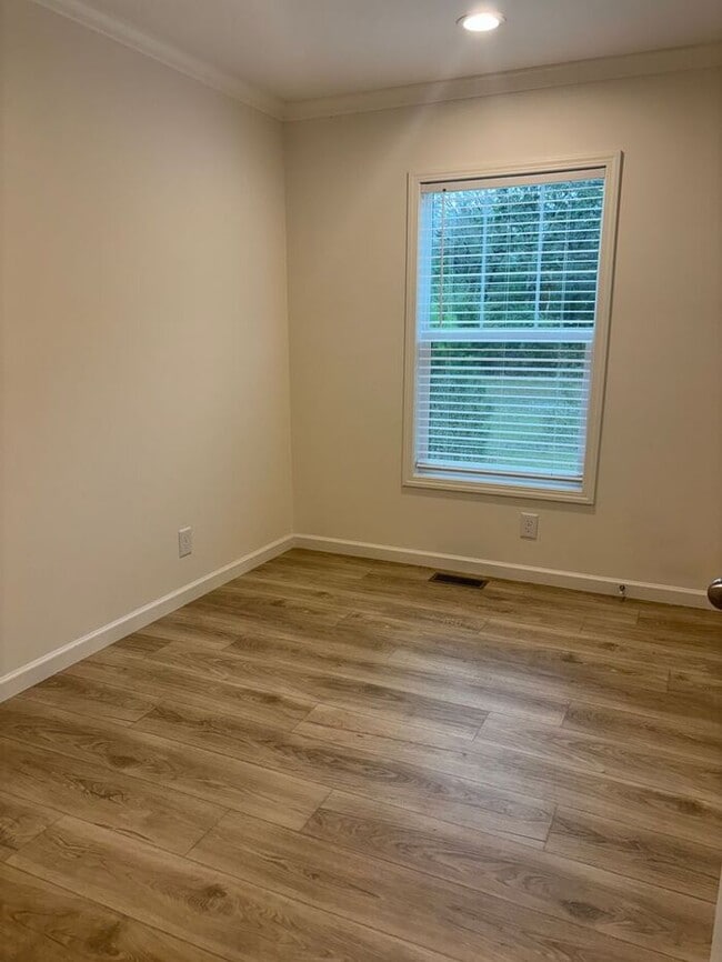 Building Photo - 205 Plum Dr