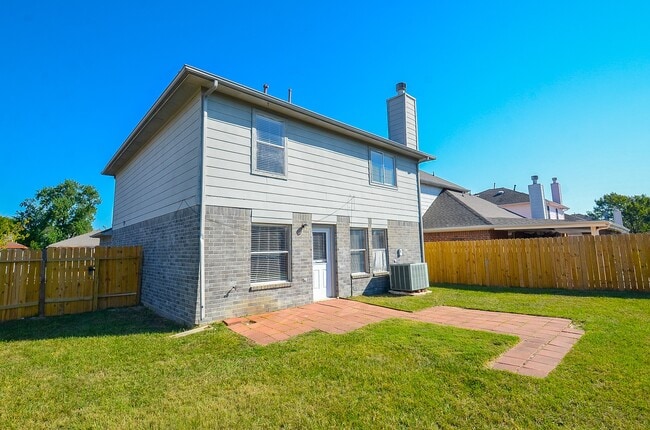 Building Photo - 17327 Davenway Dr