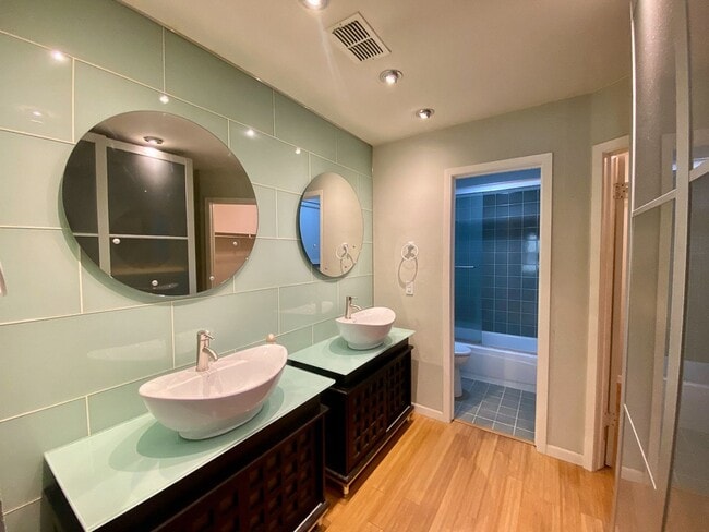 Building Photo - Modern Design 3 Bedroom 2 Bath