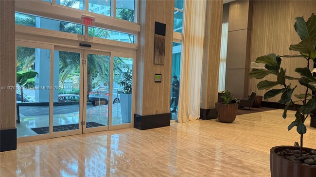 Building Photo - 950 Brickell Bay Dr