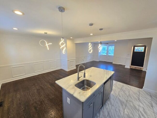 Building Photo - 4 Bedrooms 3 Bathrooms