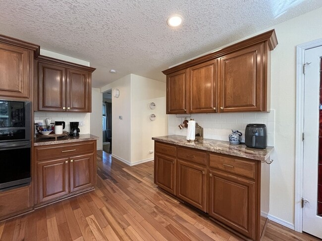 Building Photo - Stunning Bull Mountain Home with Gourmet Kitchen & Luxurious Primary Suite Retreat