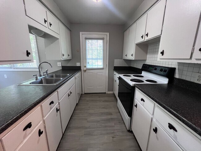 Building Photo - Two Bedroom Duplex with Heat Included! Near Grand Valley!