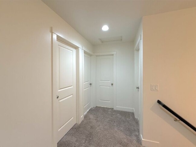 Building Photo - 4 Bed, 2.5 Bath Home with 2 Car Garage