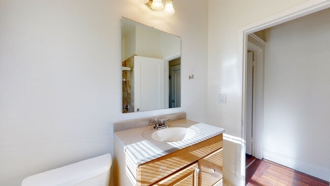 Building Photo - 1925 Charming Oakland Duplex!