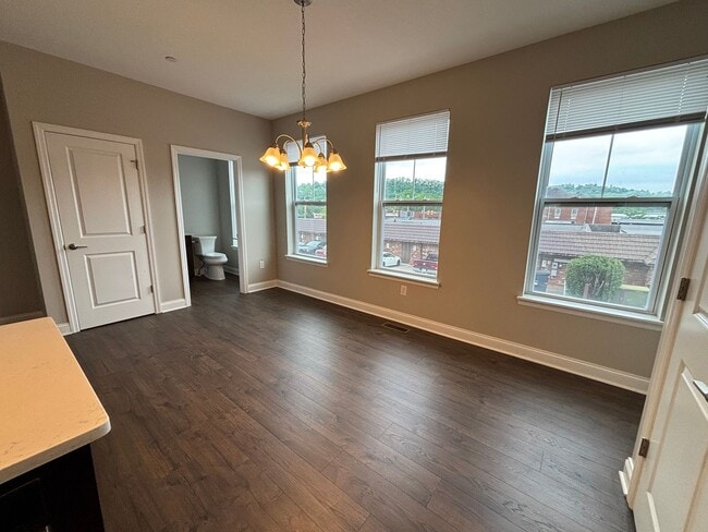 Building Photo - Beautiful Townhome in Cannosburg!