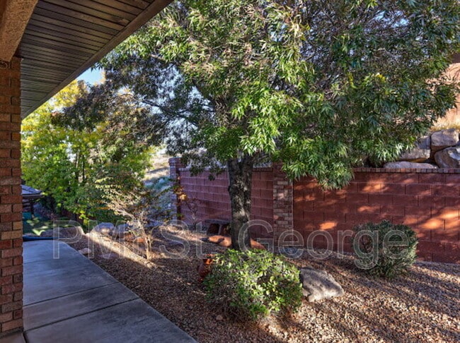 Building Photo - 621 Rolling Hills Dr