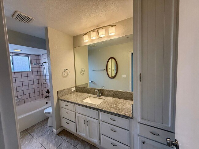 Building Photo - Single story home with vaulted ceilings!