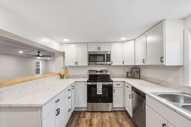 Building Photo - Completely remodeled | 3 Bedroom | 2 Bathr...