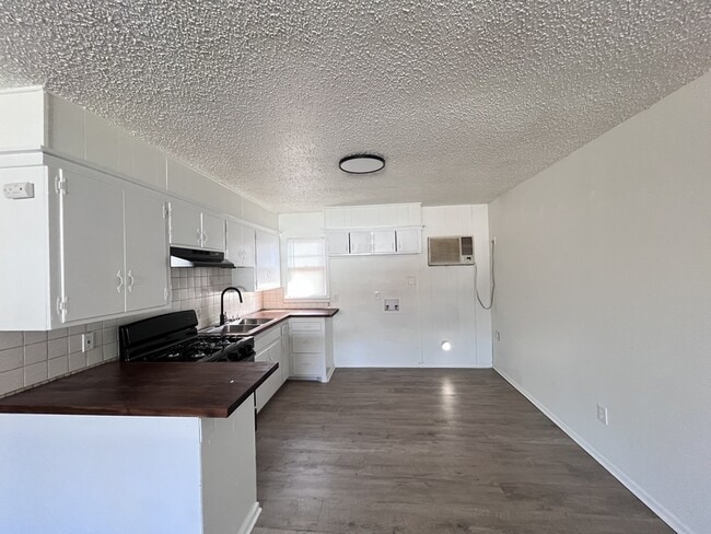 Building Photo - 705 47th St