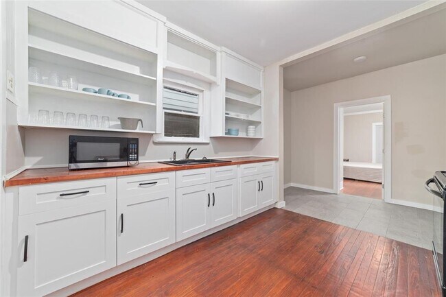 Building Photo - 1511 Truxillo St