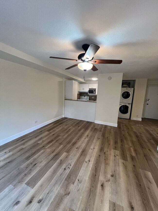 Building Photo - 1 bedroom, 1 bath, 1 parking in the heart of Waikiki!