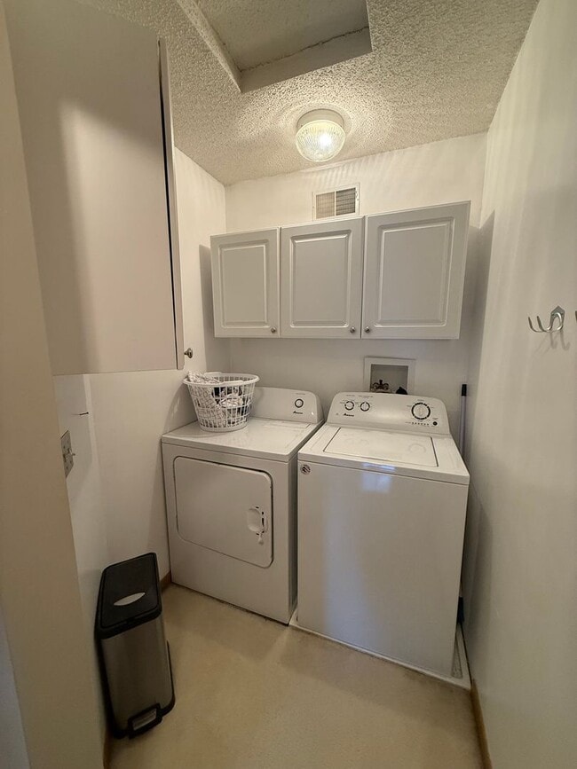 Building Photo - 2 Bed Apple Valley Townhome available 4/1/26!