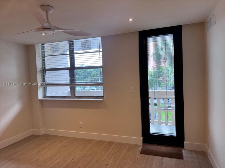 Building Photo - 90 Edgewater Dr