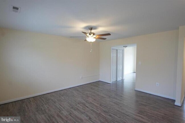 Building Photo - 1656 Woodtree Ct E