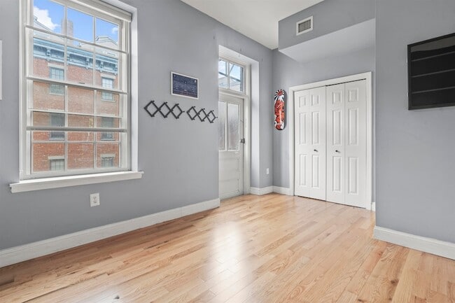 Building Photo - 187 Wayne St