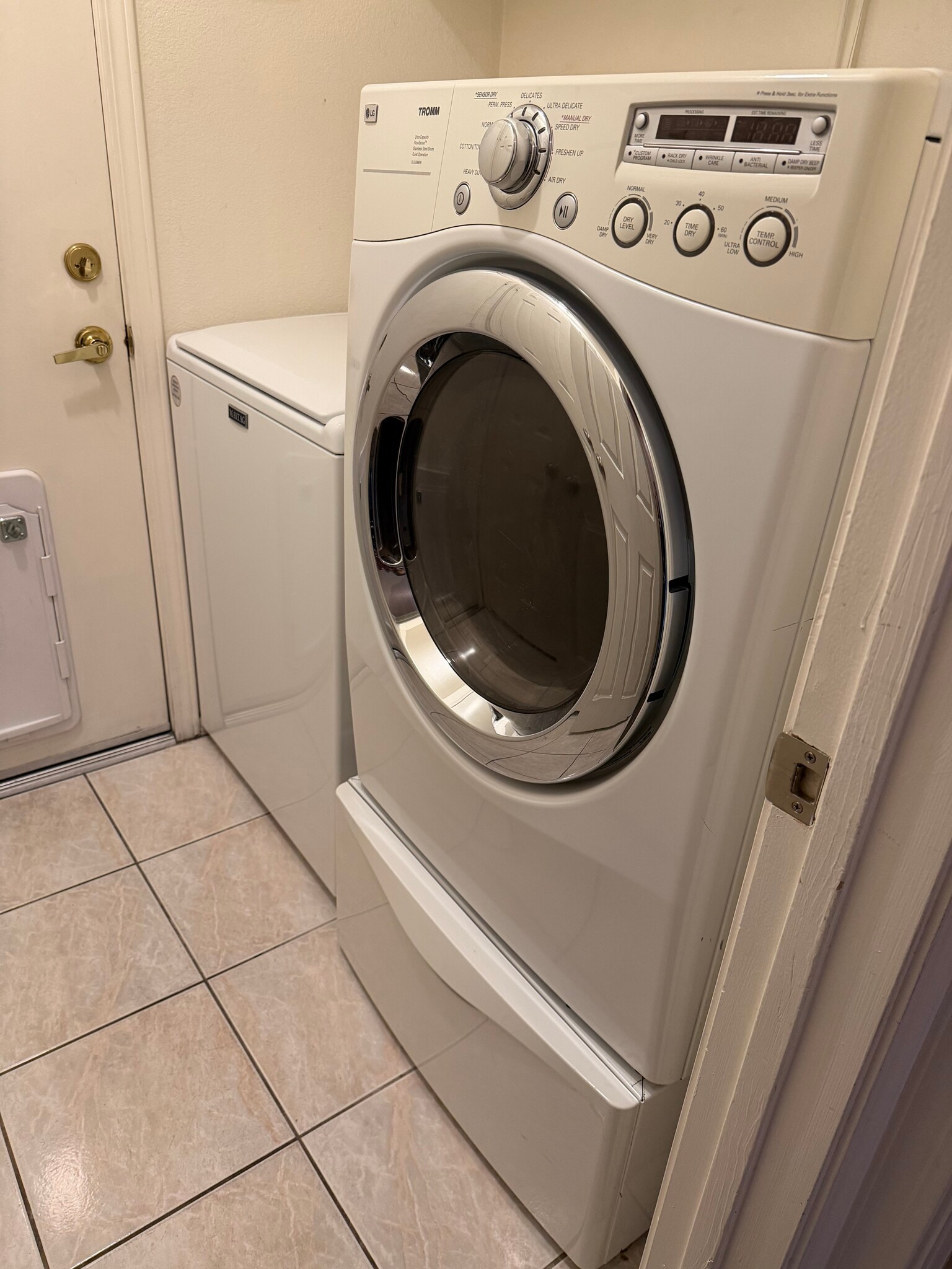 Building Photo - 2443 Avenida Flores