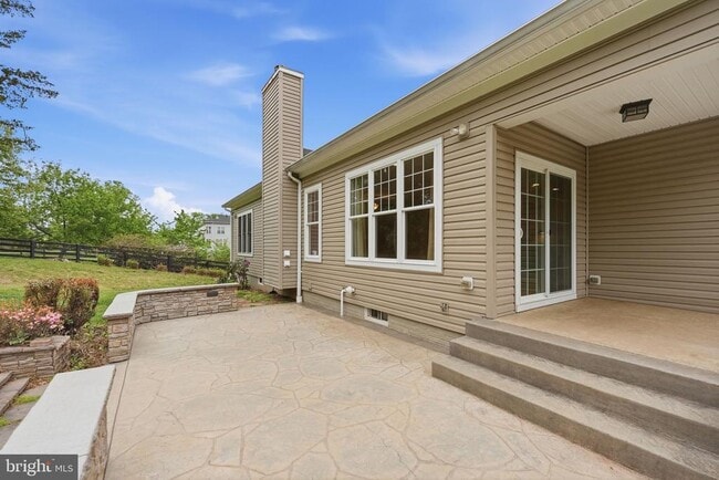 Building Photo - 42240 Hiddenwood Ln