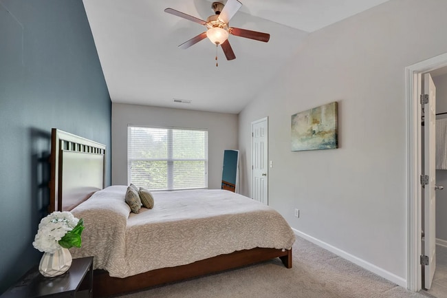 Building Photo - Cozy End-Unit Townhome – Prime Durham Location