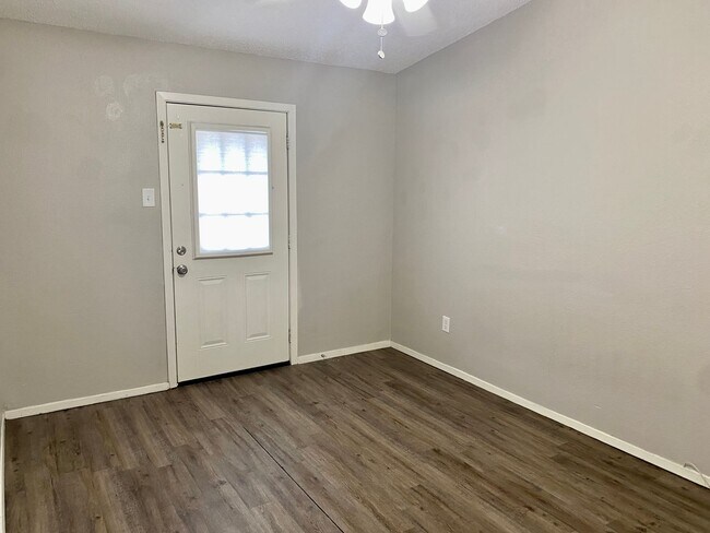 Building Photo - Cute Townhome in Downtown Granbury