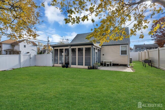 Building Photo - 20 Burnet St