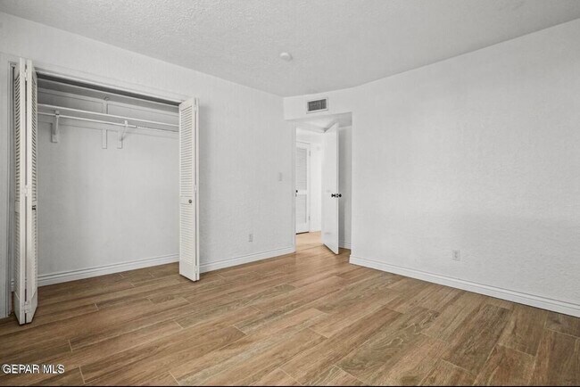 Building Photo - 5233 White Oak Dr