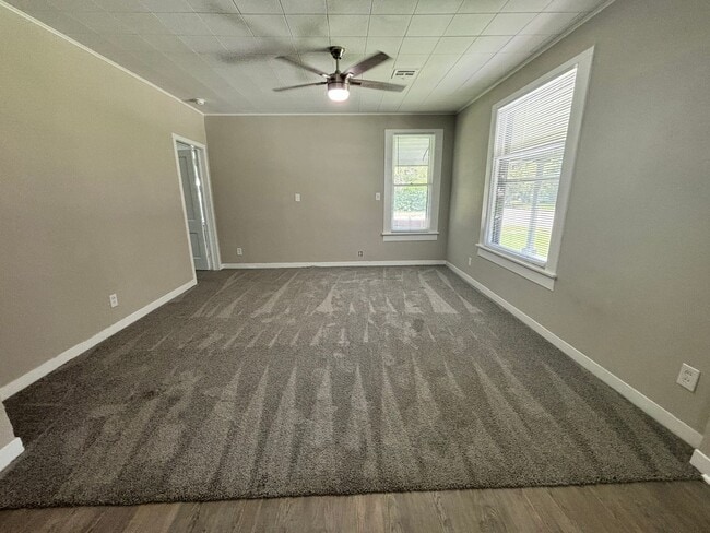 Building Photo - 3 Bedroom 1.5 Bathroom home with a 2 car g...