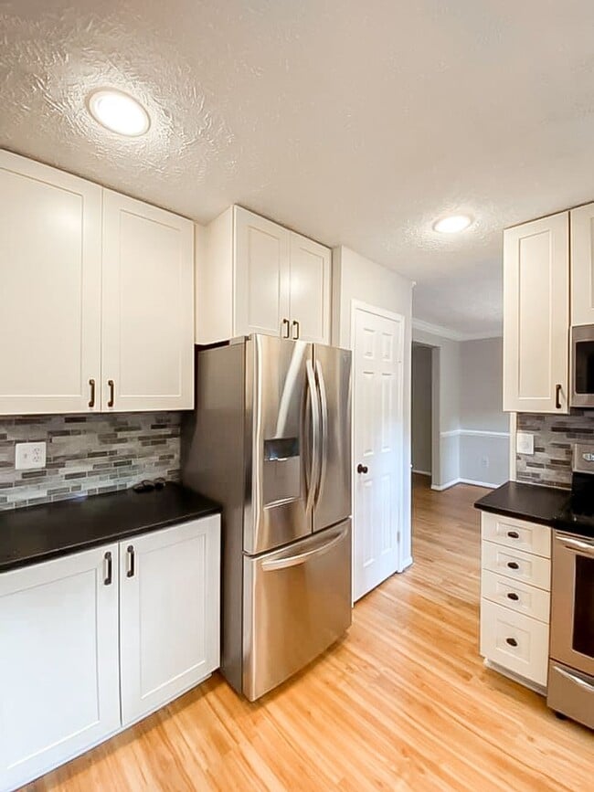 Building Photo - Fantastic 4 Bedroom 3.5 Bathroom Colonial ...