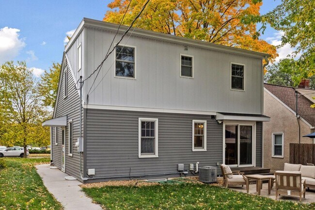 Building Photo - 3040 Hampshire Ave S