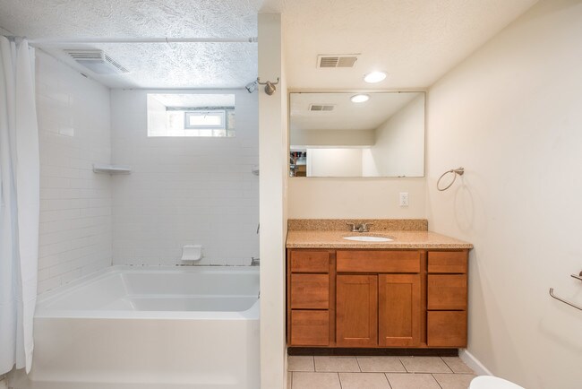 Building Photo - 606 Valley Ave NW