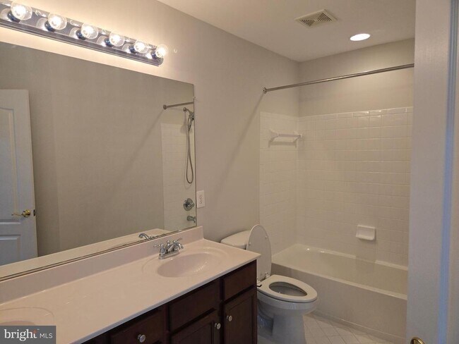 Building Photo - 25550 Oak Medley Terrace