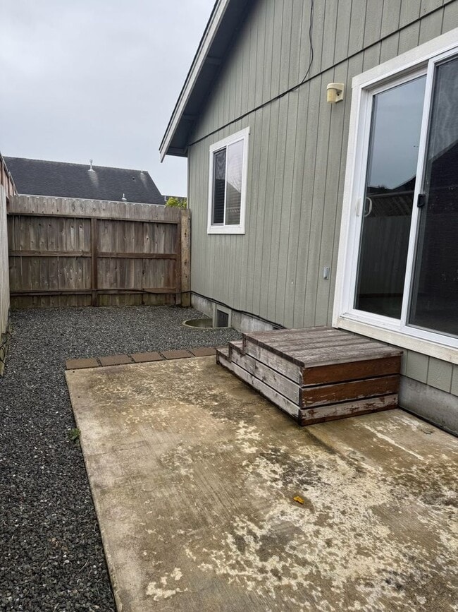 Building Photo - 1879 Maplewood Dr