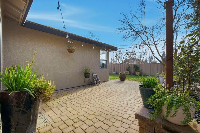 Building Photo - 601 Tamarindo Way