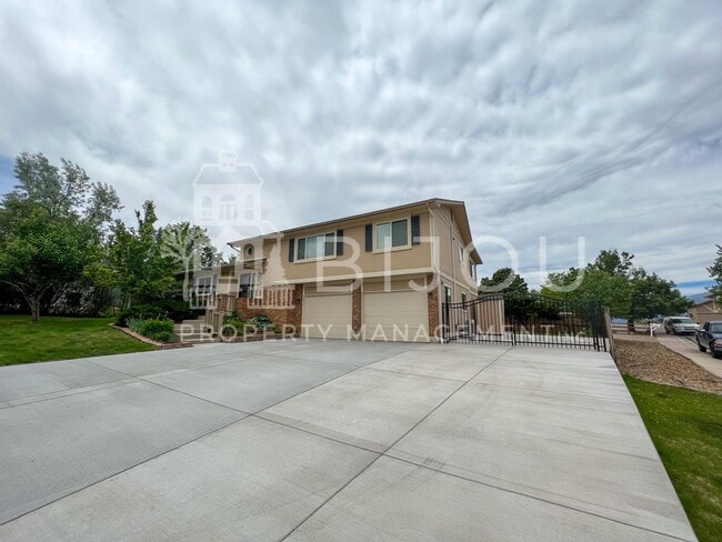 Building Photo - Corner Lot Multi-Level Home