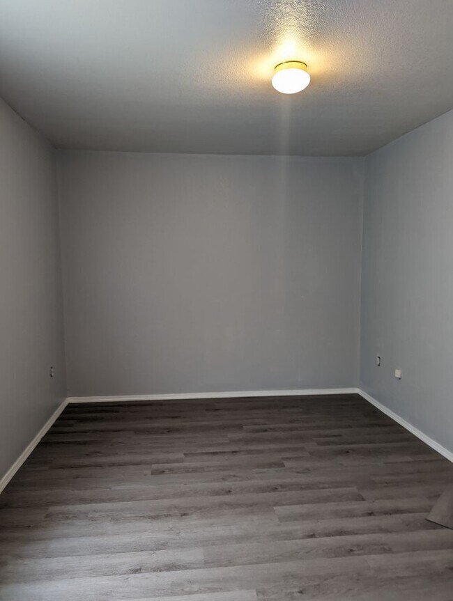 Building Photo - Upstairs 1 Bedroom Apartment